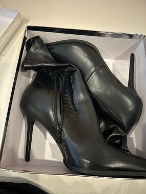 AKIRA Katherine Black Ankle Booties
